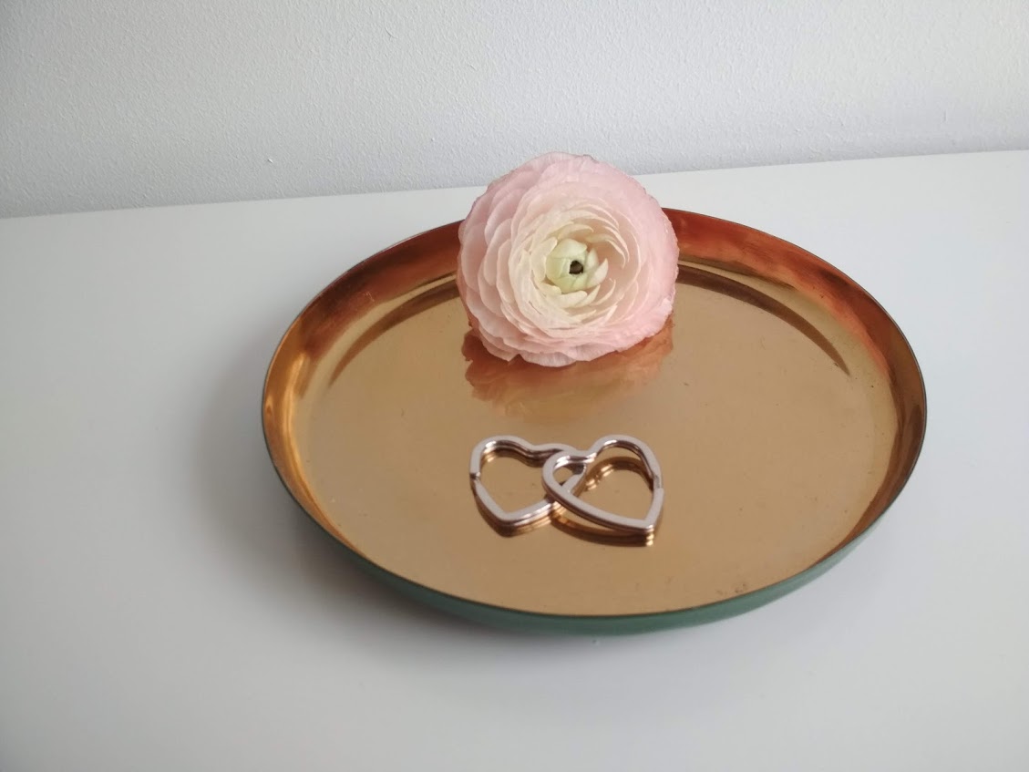 Ringkissen Tablett rund gold mit grüner Umrandung 