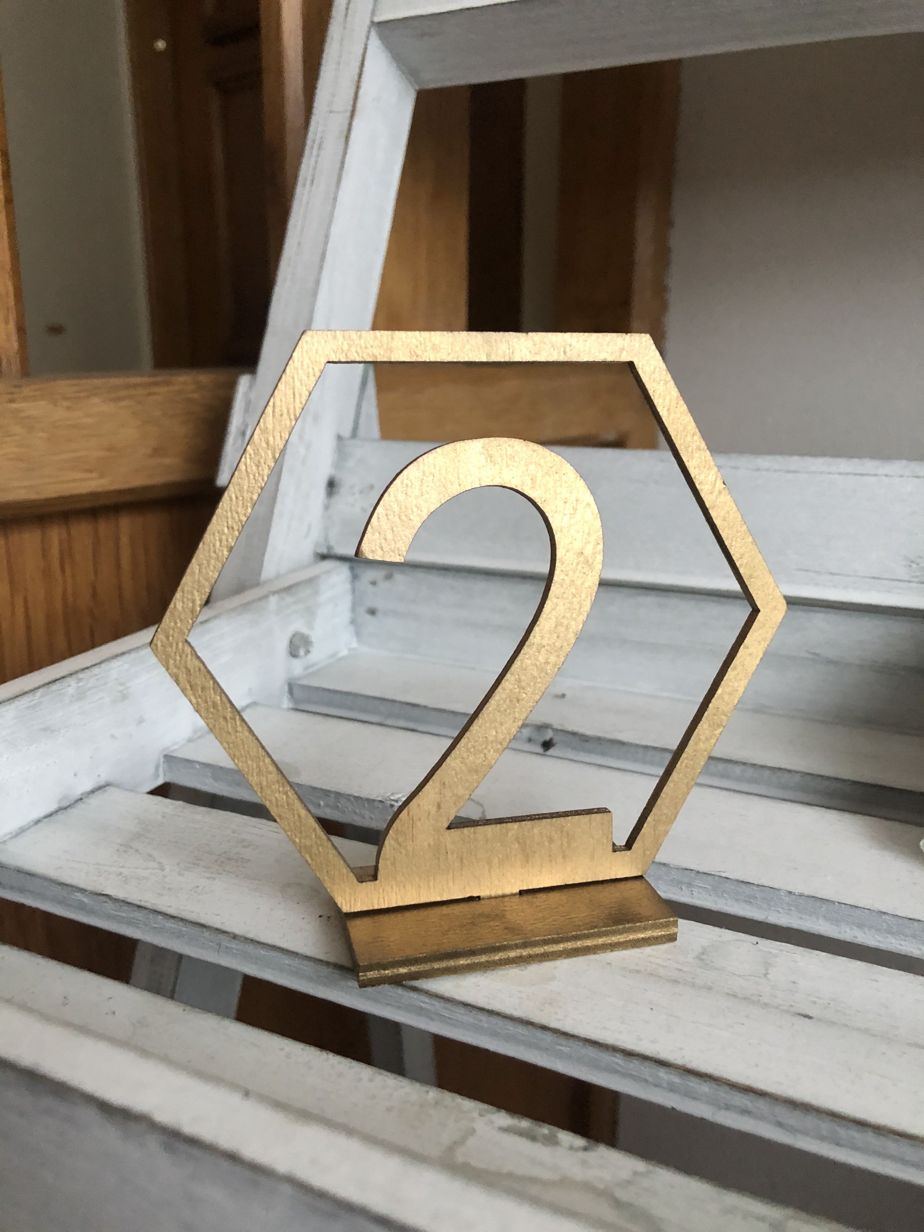 Tischnummern Hexagon "Gold" aus Holz Zahlen 1-20 mit Aufsteller 